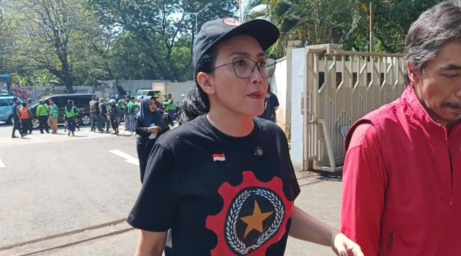 Artis sekaligus anggota DPR Rieke Dyah Pitaloka hadiri pemakaman Affan Kurniawan di TPU Karet Bivak Jakarta Pusat, Jumat (29/8/2025). [FTNews]